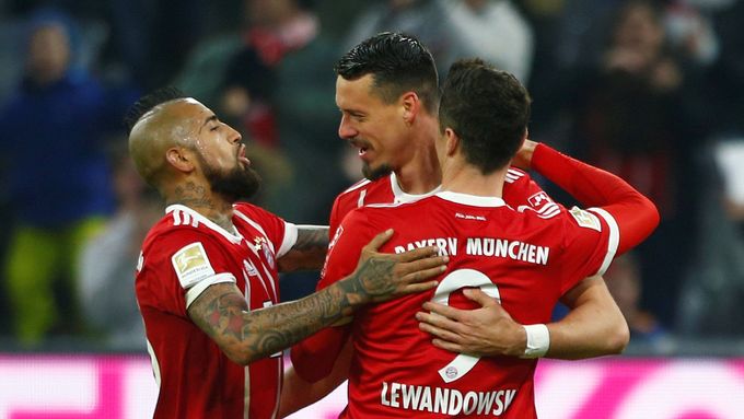 Arturo Vidal (vlevo), Sandro Wagner a Robert Lewandowski slaví gól Bayernu.