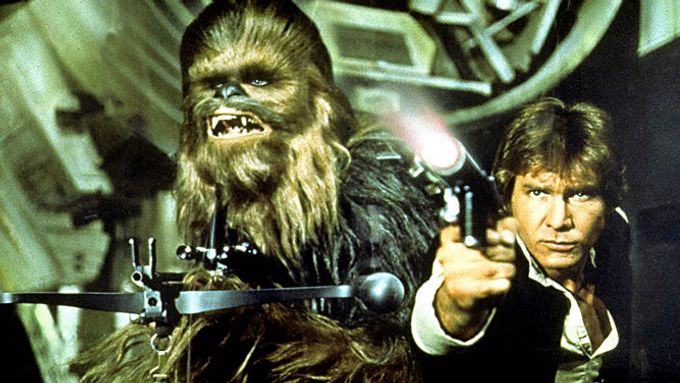 Peter Mayhew a Harrison Ford ve filmu Star Wars: Epizoda IV - Nová naděje.