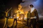 Ku Klux Klan hrozí demonstrantům ve Fergusonu smrtící silou