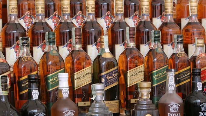 Whisky se už nebude prodávat jen ve skleněných obalech.
