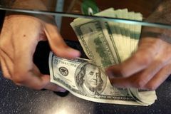 Analytik: Dolar opět v problémech, výprodej pokračuje