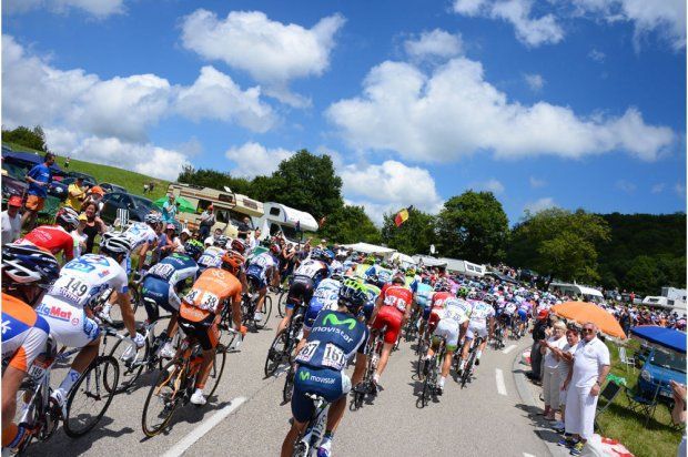 Cyklistický peloton během desáté etapy Tour de France 2012.