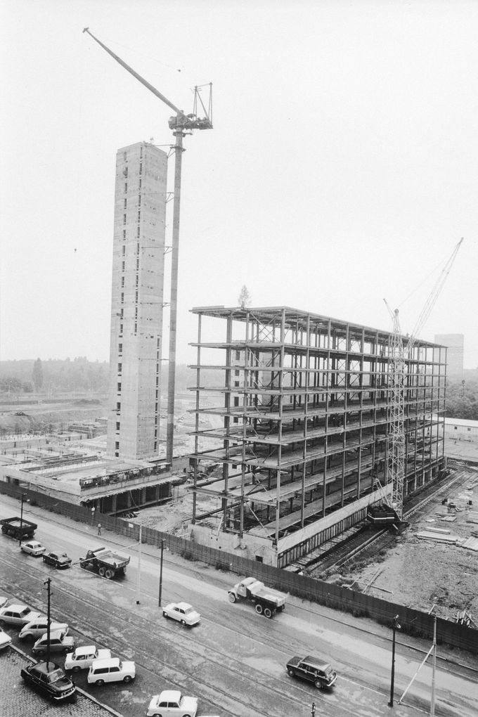 Fotografie z historie budování (výstavba v letech 1972 – 1979) a fungování Ústřední telekomunikační budovy v Olšanské ulici v Praze 3, u níž bude v lednu 2023 zahájena de