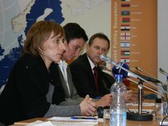 Oksana Chelysheva speaking at a seminar on today's Russia, organized in Prague in February by MEP Jana Hybášková (in the middle)