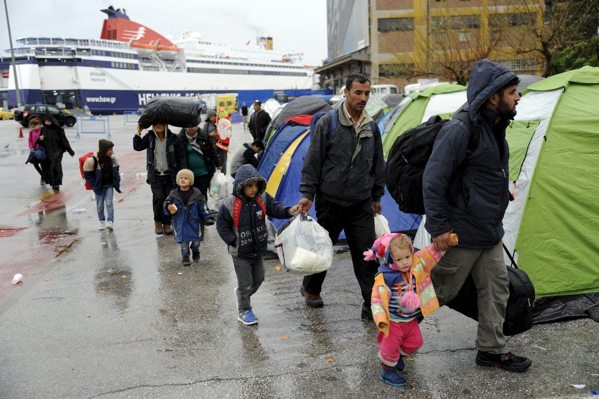 Uprchlíci v řeckém přístavu Pireus.