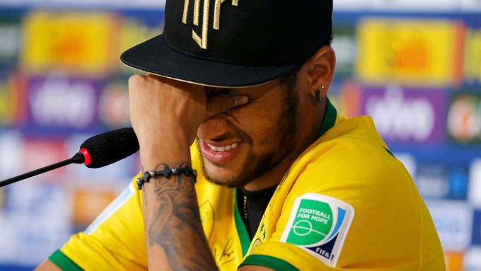 Smutný Neymar pláče na tiskové konferenci během MS 2014