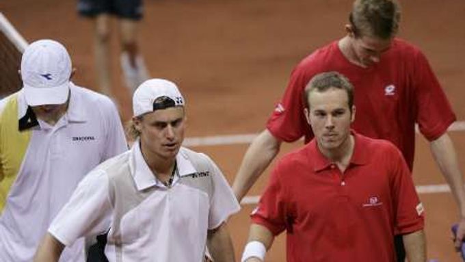 Australané Paul Hanley (vlevo) a Lleyton Hewitt po zápase čtyřhry prvního kola Davisova poháru s Belgičany Olivierem Rochusem (druhý zprava) a Kristofem Vliegenem.