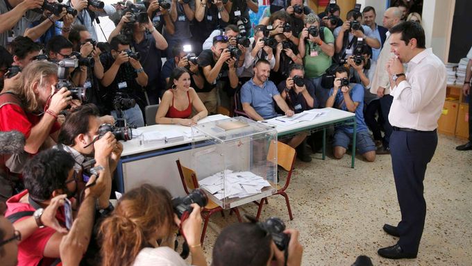 Svátek demokracie nepřeceňujme. (Řecký premiér Tsipras v obležení fotografů hlasuje v referendu.)