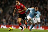 Další fotbalista Manchesteru United uzavírá první trojici. Stoper Rio Ferdinand má doma pod polštářem 36 milionů liber.
