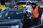 Taxikáři po osmi hodinách ukončili blokádu magistrály. Část se přesunula před magistrát