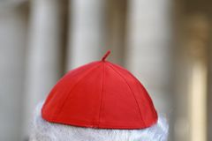 Žehnání homosexuálním párům nesmí být dlouhé a před oltářem, upřesnil Vatikán