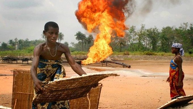Domorodí obyvatelé v deltě Nigeru. Přes 20 milionů lidí zde žije na pokraji bídy. Všude kolem jsou viditelné znaky multimiliardového ropného průmyslu. Z nich ovšem vesničané nemají takřka nic.
