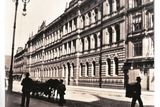 První spořitelny se objevily v Německu a v Británii. A Vídeň, centrum habsburské monarchie, nemohla zůstat pozadu, a tak otevřela Erste österreichische Spar-Casse. Její pražská pobočka vznikla v monarchii pátá v pořadí pod názvem Schraňovací pokladnice pro hlavní město Prahu a pro Čechy v roce 1825. Původně sídlila v Thunově paláci, později na Národní třídě. Dnes v této budově sídlí Akademie věd České republiky.