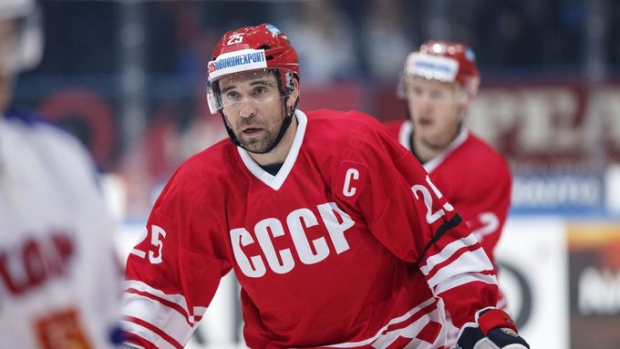 Danis Zaripov se může vrátit do KHL už ve čtvrtek (na snímku v retro dresu ruské reprezentace).