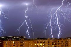 Hrozí silné a nebezpečné bouřky, varují meteorologové