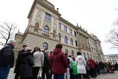 U pražského Národního muzea se tvoří dlouhé fronty, lidé chtějí stihnout vstup zdarma