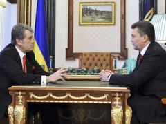 Předchozí prezident Ukrajiny Juščenko (vlevo) Moskvě nevyhovoval, s Janukovyčem má být všechno snadnější
