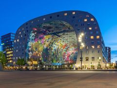 Architekt Winy Maas v Rotterdamu proslul obloukovitou stavbu Markthal.