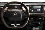 Citroën - U francouzské automobilky jsme si vybrali kompaktní SUV C4 Cactus. Displej s uhlopříčkou sedmi palců je už v základní výbavě. Aby dostal navigační funkci, je potřeba zaplatit navíc 16 400 korun. Ve vyšší výbavě je ale navigace v ceně.