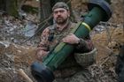 Ukrajinský voják s protitankovou střelou Javelin.