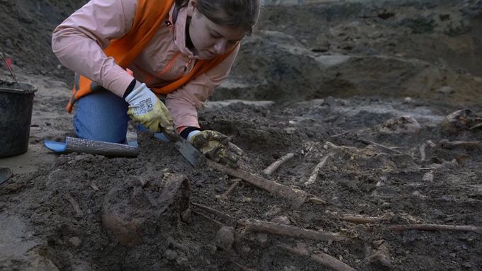 Jen v důstojnické části hřbitova, kde výzkum probíhá, bylo několik tisíc vojáků a jejich rodinných příslušníků, říká archeolog Martin Vyšohlíd.