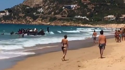 Uprchlíci se vylodili uprostřed rušné pláže ve Španělsku. Než přijela policie, byli pryč