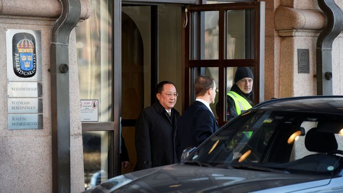Severokorejský ministr zahraničí Ri Jong-ho ve Stockholmu.