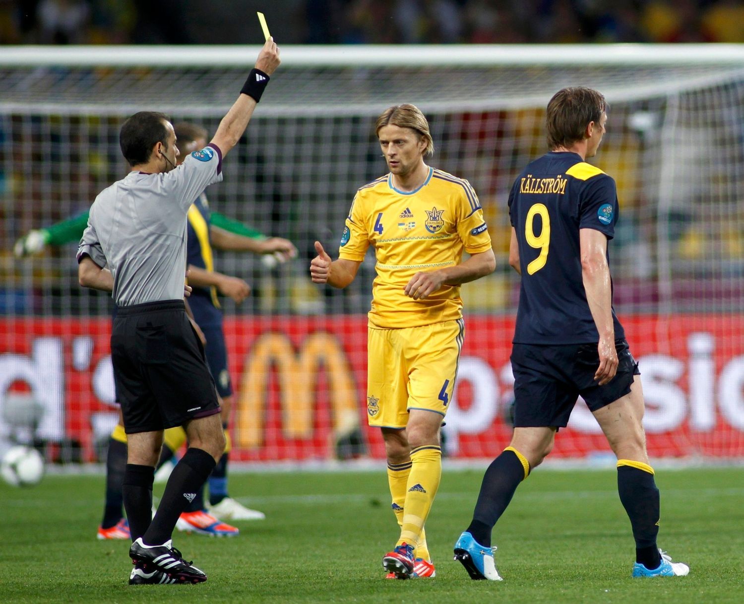 Anatolij Tymoščuk dostává žlutou kartu v utkání Ukrajina - Švédsko na Euru 2012