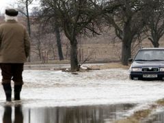 Říčka Novohradka na Chrudimsku se 27. března začala vylévat z koryta. U Dvakačovic zatopila už některé komunikace, ohrožuje zahrady a domy.