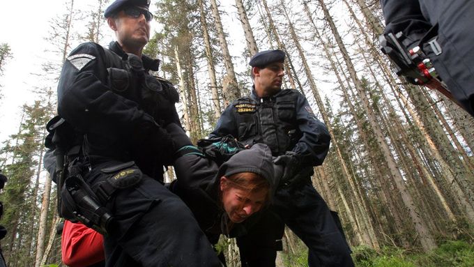Zásah policie v Národním parku Šumava.
