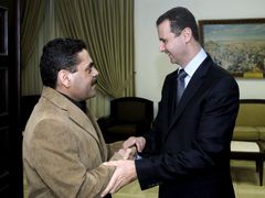Samir Kantar a Bašár Asad na snímku z roku 2008.