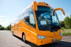 Jančura zvažuje první třídu ve žlutých autobusech. Zjišťuje od lidí, kolik by zaplatili