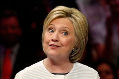 Američtí demokraté hlasují o prezidentském kandidátovi, Clintonová čeká doma u televize