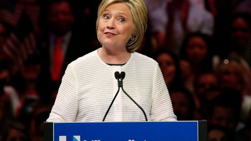 Hillary Clintonová se na shromáždění v New Yorku prohlašuje za vítězku demokratického souboje o prezidentskou nominaci