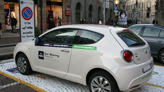 V Itálii i jinde narazíte na vyhrazená parkovací místa.