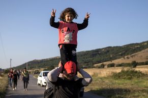 Foto: Syrské děti na strastiplné cestě s rodiči na Západ