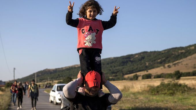 Foto: Syrské děti na strastiplné cestě s rodiči na Západ