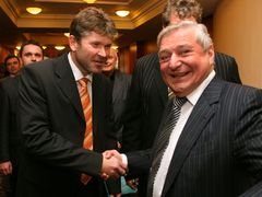 Šéf Exekutorské komory Podkonický gratuluje Šloufovi k 60.narozeninám