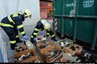 Foto: Hasiči v Praze zlikvidovali 250 kilo chemikálií