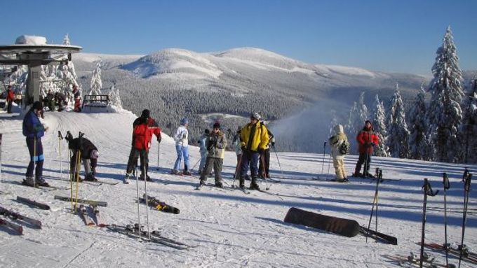 Průměrný výdaj na jednu zimní dovolenou v Čechách je asi 3500 korun.