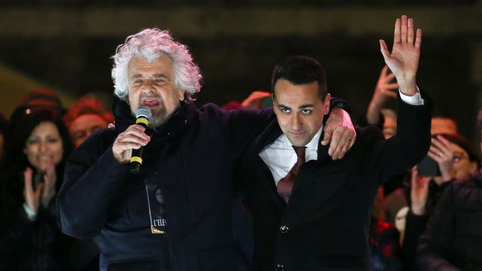 Luigi Di Maio (vpravo) chce zbavit Hnutí pěti hvězd chaotického obrazu strany jednoho muže, komika Beppeho Grilla.