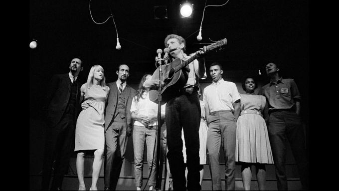 Blowin’ in the Wind zazpívalo s Dylanem trio Peter, Paul and Mary na Newportském folkovém festivalu v roce 1963.