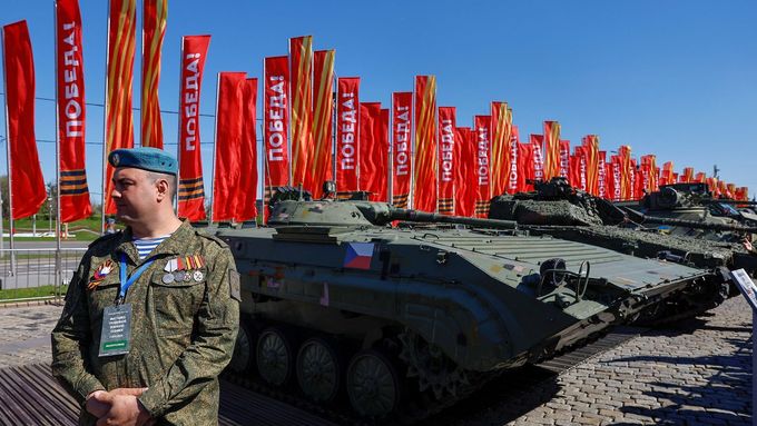Moskevská výstava ukořistěné vojenské techniky, kterou používá ukrajinská armáda. K vidění jsou třeba americký tank M1 Abrams, německý Leopard či české BVP.