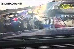 Chaos na ruském závodním okruhu. Dva jezdci předjížděli dívku, vrazili do sebe