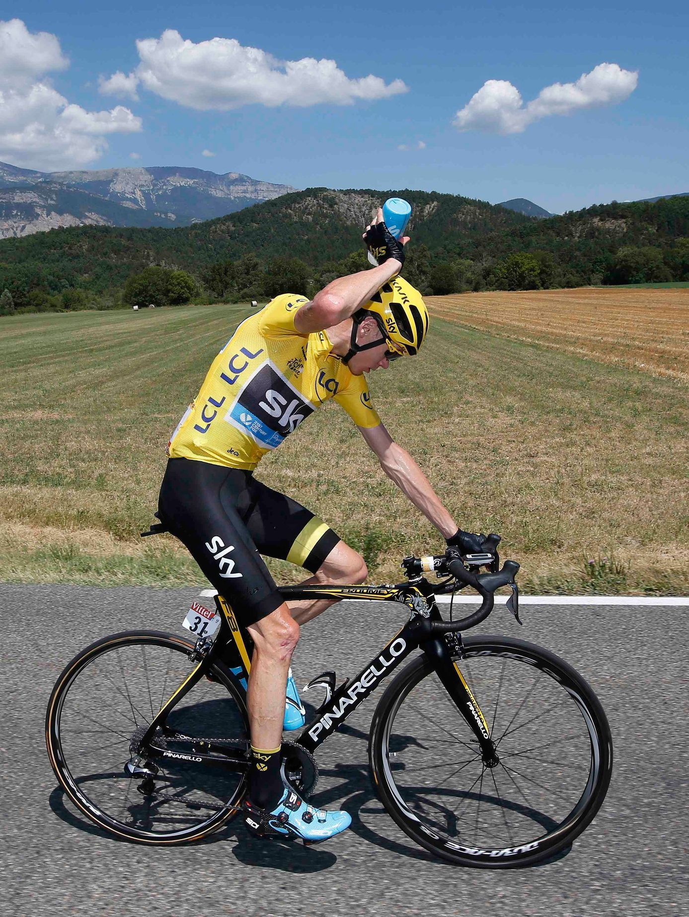 Chris Froome se osvěžuje na trati 16. etapy Tour de France 2015