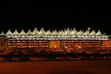 Jedno z největších amerických letišť se od roku 1995 nachází v Denveru ve státě Colorado. Se svými 52 miliony pasažéry je 10. nejrušnějším letištěm na světě a šest let po sobě také ovládá žebříčky coby nejlepší letiště Severní Ameriky.