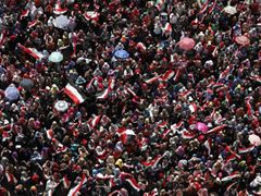 Na káhirském náměstí Tahrír se opět sešly statisíce lidí. Na začátku roku 2011 odsud donutili Egypťané k odchodu Husního Mubaraka. Nyní žádají konec loni zvoleného prezidenta Muhammada Mursího.