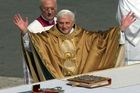 Nový papež inauguračním ceremoniálu 24. dubna 2005.