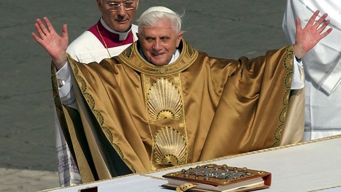 Nový papež Benedikt XVI. při inauguračním ceremoniálu, který se konal 24. dubna roku 2005 na Svatopetrském náměstí ve Vatikánu.