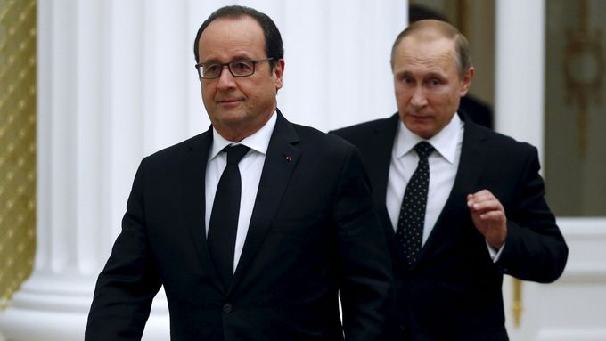 Prezidenti Francie a Ruska Francois Hollande a Vladimir Putin přicházejí po jednání v Kremlu na tiskovou konferenci.